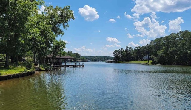 4bd/3bth, Sleeps 14, Pool Table, Fire pit + More!