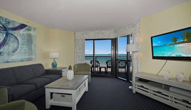 4BR oceanfront, 8th fl, big balcony in Ocean Reef