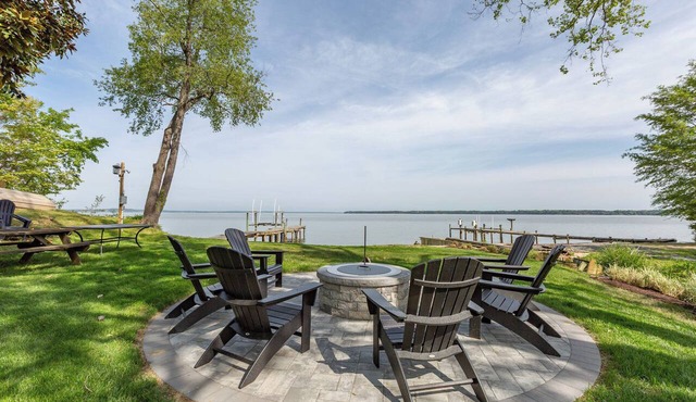 4BR Potomac Riverfront Cottage with Private Dock & Sunset Views