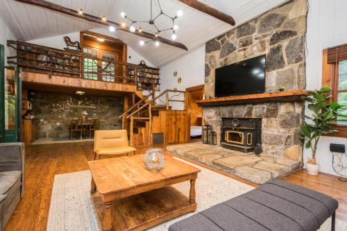 4BR Retreat-Porch-Fireplace-Ping Pong