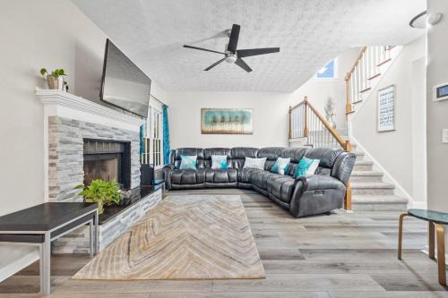 4BR Retreat with Office, Game Room, Deck and Huge Lawn!