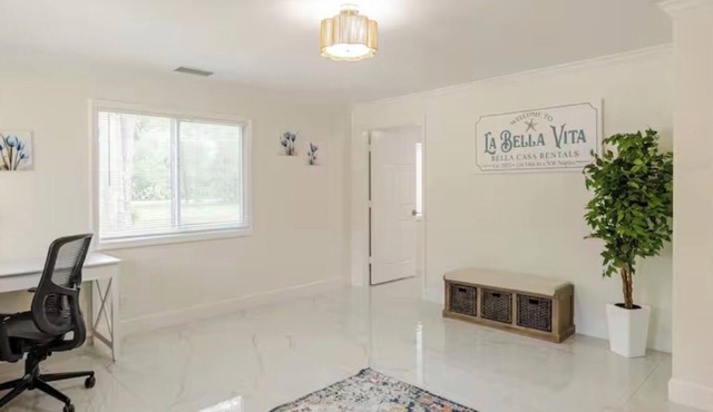 5- bedroom house in brilliant Naples with AC, WiFi