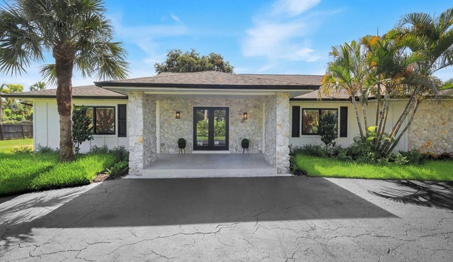 5 bedrooms, Pool, Fully Renovated Estate, 2.5 acres, 15min from Beach Naples FL