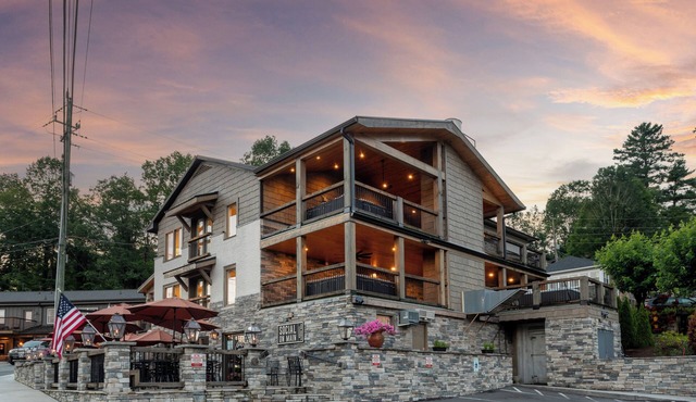 5 BR Luxury Home on Main Street in Downtown Blowing Rock + Hot Tub!