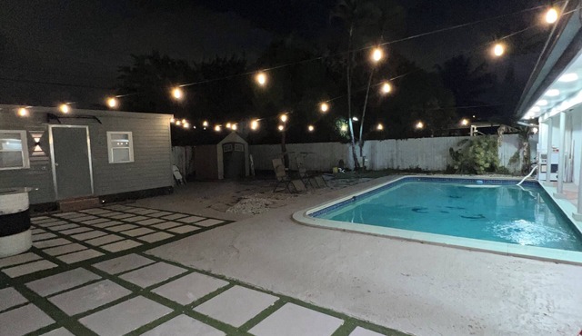 5 min. From The Guitar Charming 1-bedroom apartment with AC, WiFi in Hollywood