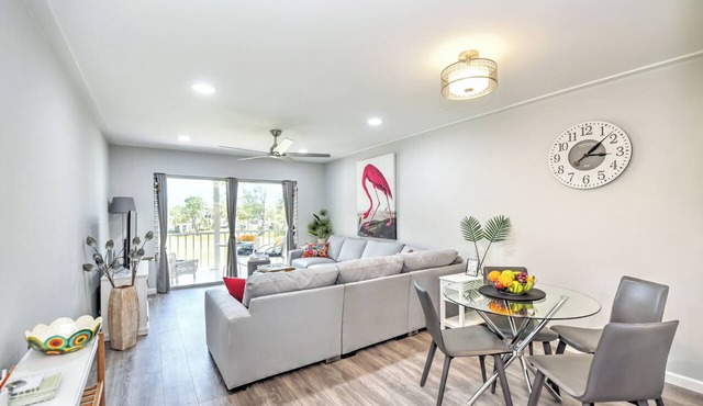 5 min to Beach, Pool, Golf, BBQ! 1-bedroom penthouse w/elevator, WiFi, AC Naples