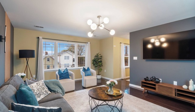 5 Min to EWR/25 Min to NYC I Modern 3BR Apt