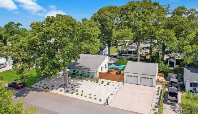 5-Min Walk to Bay Beach Sleeps 10 Sunset Views Huge Deck + Outdoor Shower