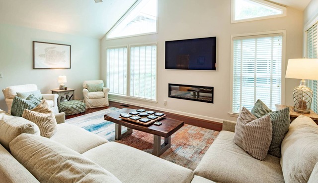 5 Min. Walk to Beach! Happy & Playful Beach Retreat w/Renovated, Top of the Line Kitchen & Sunroom