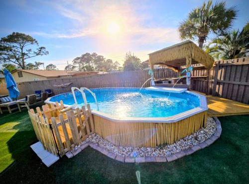 5 Mins from beach and has pool, hot tub, games, pet friendly
