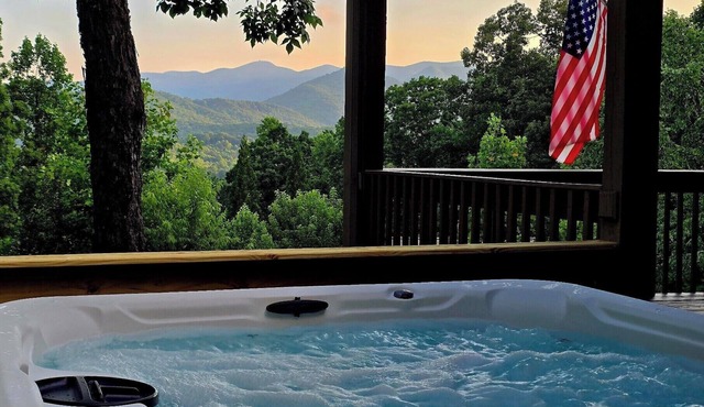 5 Minutes to Lake! Family Friendly, New Hot Tub with Beautiful Mountain Views
