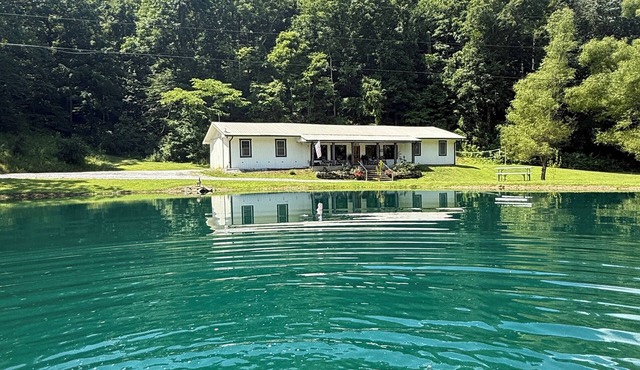 55 ACRE WATERFRONT RETREAT ~HOT TUB~SWIM ~FISH ~KAYAK ~HIKE ~1 ACRE SPRING POND~