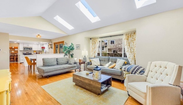 5BR Group Getaway, Backyard Games + Patio in Centennial