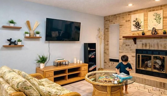 5BR Pool Home w/Fire Pit . Sleeps 10