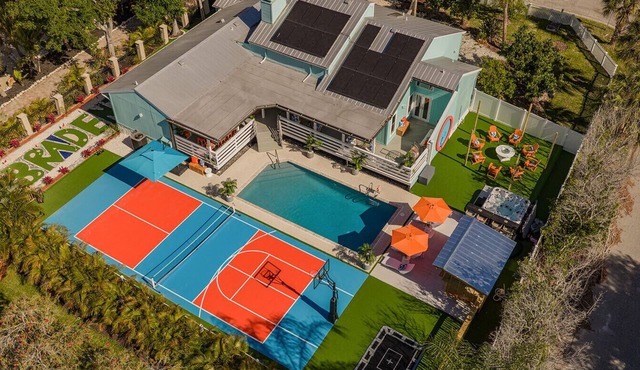 5BR, Sleeps 16, Htd Pool, Hot Tub, 5 min to IMG