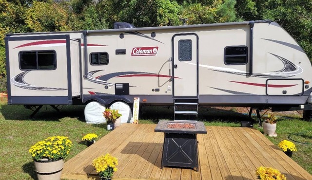 6 golf courses within 20 minutes, 30 foot camper with deck, firepit & BBQ