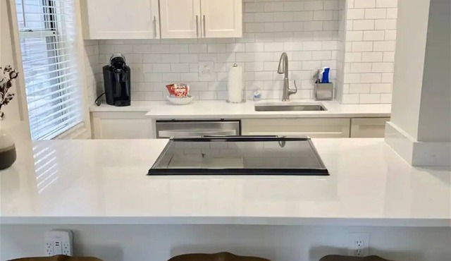6K Stunning New Modern Condo w/Private Balcony