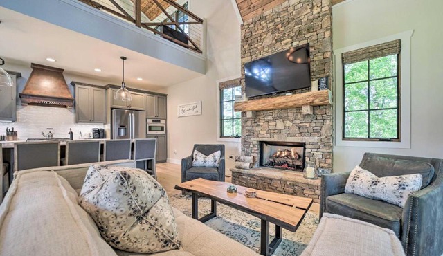 7 Mi to Ski Sapphire Valley: Resort-Style Retreat