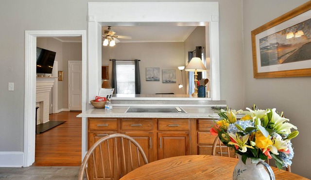 8 Minutes to Downtown Greenville, Near Prisma, 1 BR, Fenced Yard – Comfy Cottage