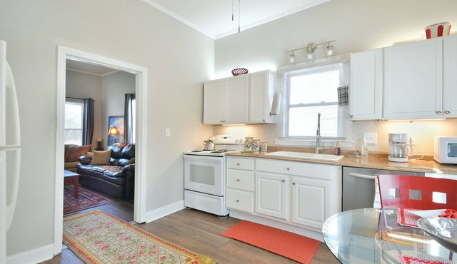 8 Minutes to Downtown Greenville, Near Prisma, Fenced Yard – Cozy Cottage