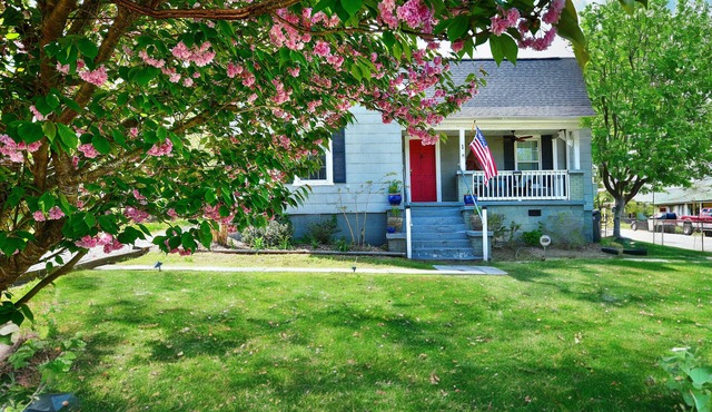 8 Minutes to Downtown Greenville, Near Prisma, 2BR Home, King Bed, Fenced Yard