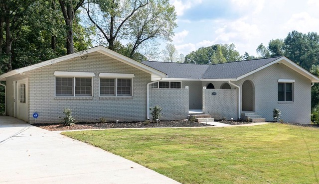 A luxurious get away located within 5 mi of the Airport and 15 min to downtown.