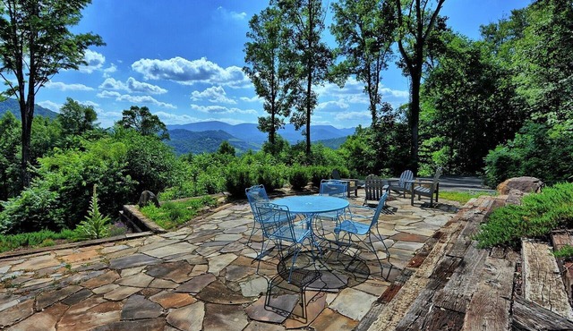 A Sunset Ridge in West Jefferson, NC: 3BR Chalet with hot tub, game room, and beautiful views.