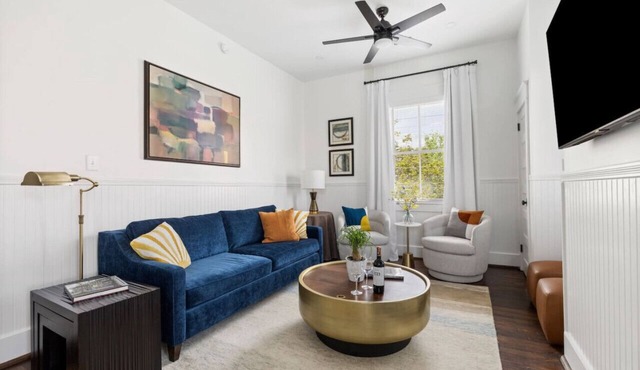 A4 at Saint Philip Square, One Block to King, Top Floor Courtyard View Apartment
