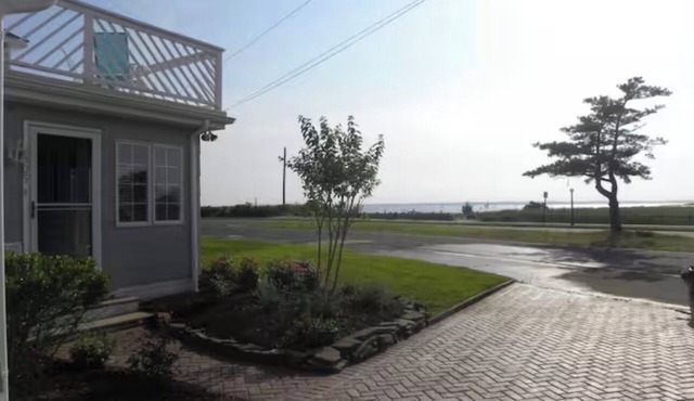 Across from the Bay & 2 blocks from the ocean