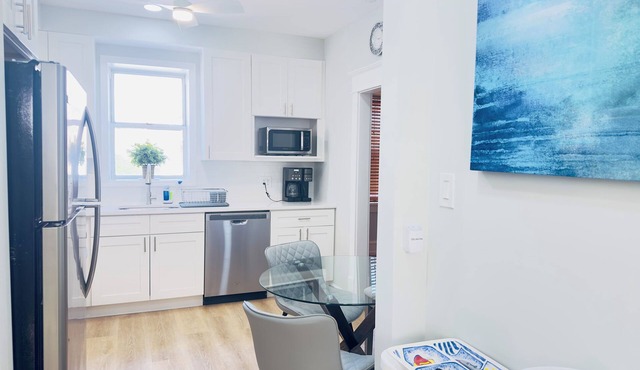 ACROSS from Ventnor BEACH BLOCK! 2 bd -and 2 ba unit - 8th house from beach.