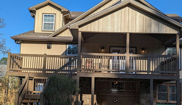 Affordable Rustic Modern Family Home-5 minutes to Town!