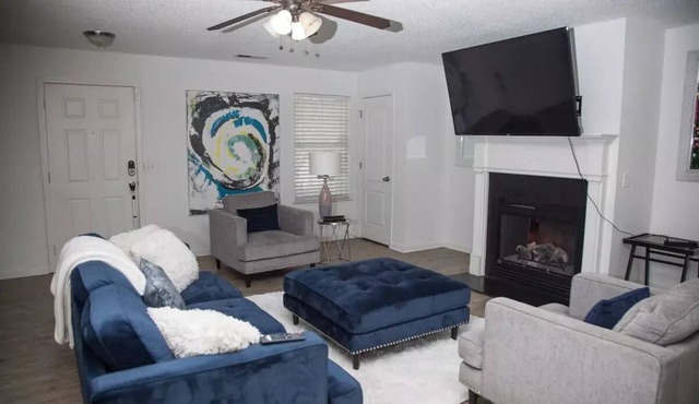 Airport Retreat Stylish Townhome