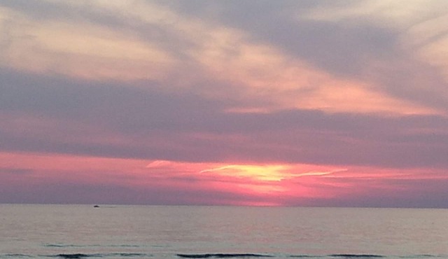 All New Seahorse Bay Cottage walk to bay beach and view world famous sunsets!