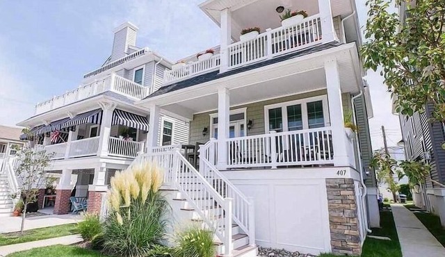 AMAZING 2nd floor unit, great downtown location! Walk to all the shops and restaurants on Asbury Ave. Steps to the Farmer's Market, bike anywhere! Relax on the beautiful 2nd floor deck with your morning coffee or evening cocktail.