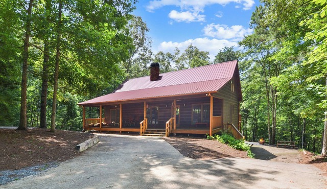 Amazing Cabin near pool~ Firepit~ Game Room~Fireplace~ near wineries & orchards!