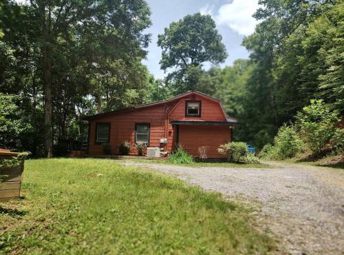 Amazing Cabin with Fireplace, Games and Fire Pit in Polk County, Tennessee