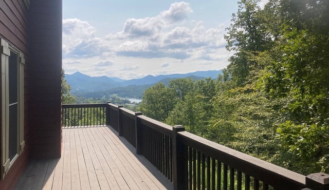 Amazing Views! Creekside Cabin, Wrap Around Porch, Close to Town! Dogs Welcome!
