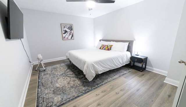 Amelia's Apartment 2b/1ba Wi-Fi, TV, Kitchen, W/D, Patio