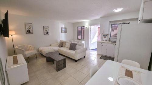 Apartment close to shops & beach-Free Parking 109