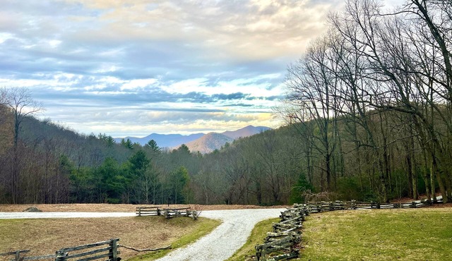Artsy Highlands 5 br 3.5bth,w/creek,wifi & firepit