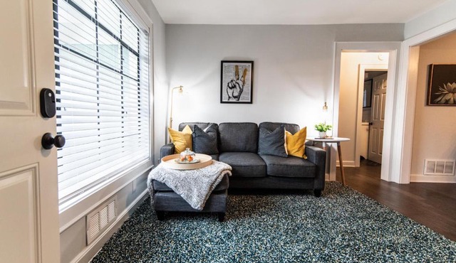 Artsy West End Retreat | Auto 5%/10% Off