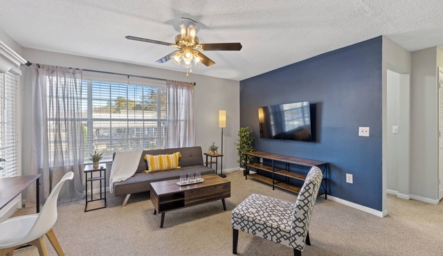 Athens Group Stay near UGA, Pool + Gym & Bear Hollow Zoo, Sleeps 8 + Free WiFi