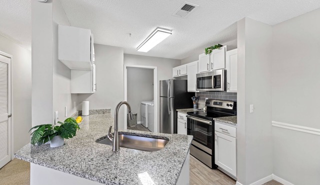 Athens Haven. Gated, pool, gym, near UGA!
