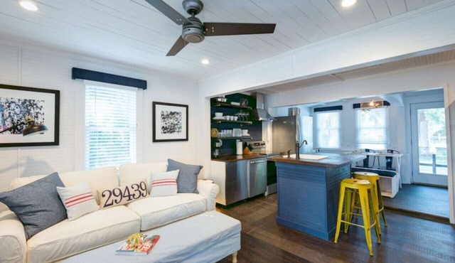 Authentic 1940's renovated Folly cottage!