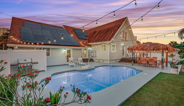 Backyard paradise, huge pool, walk to beach