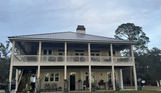Bank fishing, kayaks , hiking, bikes ,full gym and old florida personality .