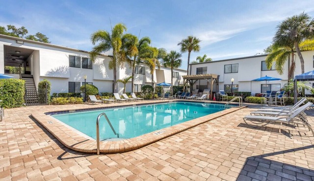 Bayshore Beauty With Free Parking, Resort Style Pool, Gym and So Much More!