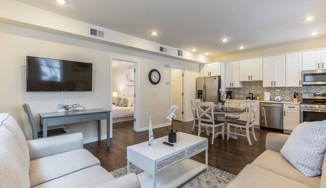 Beach 2 blocks with parking and patio