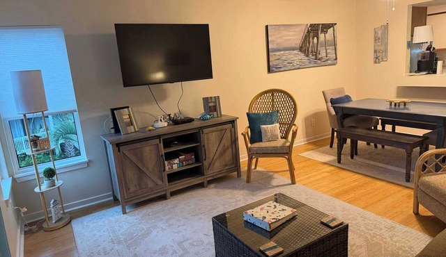 Beach house villa! Screened in porch, with views!