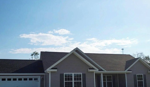 Beach Vacation Made Easy Spacious Yard Relaxing Porch Close to Everything